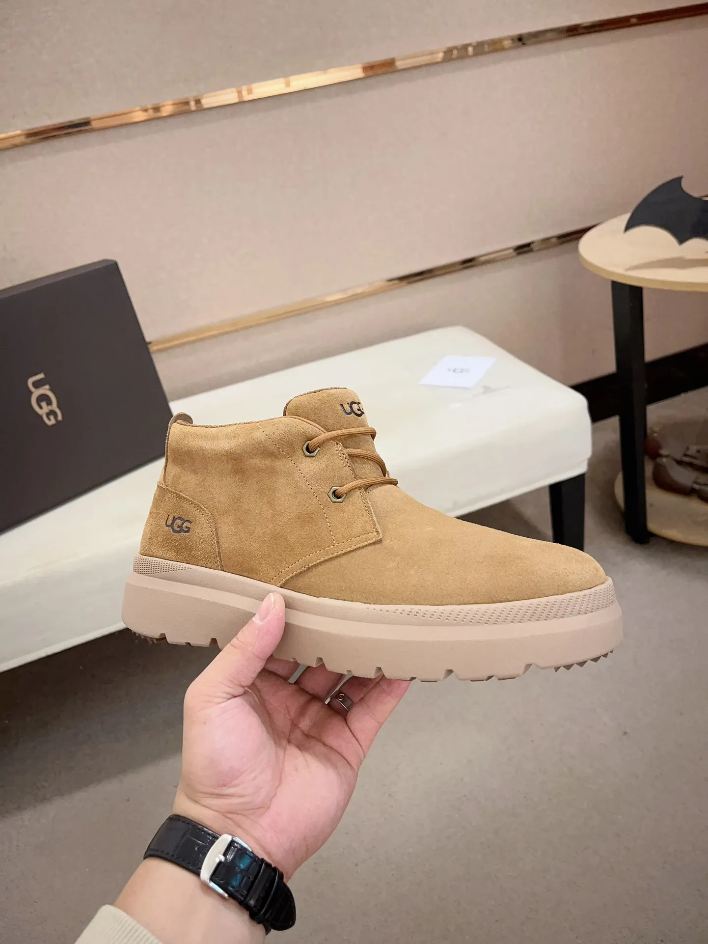 Men's shoes💰: 600💰(high-end goods) UGG❄️❄️Latest model 1:1⃣️quality, fabric: high-end quality first-layer cowhide imported from Europe. Lining: wool lining, sole: pure imported rubber foam outsole. ❤️High-end goods, fine workmanship, trendy and fashionable. The fit is very classy. If you know the goods, you will definitely not be able to refuse😍😍Code number: 41-45. Can be customized 46.47.